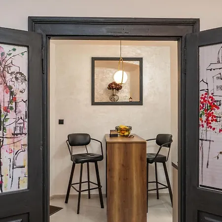 Perfect Old Town Location Two Bedroom House - L & M 別荘 *
