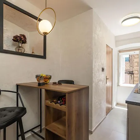 Perfect Old Town Location Two Bedroom House - L & M 別荘