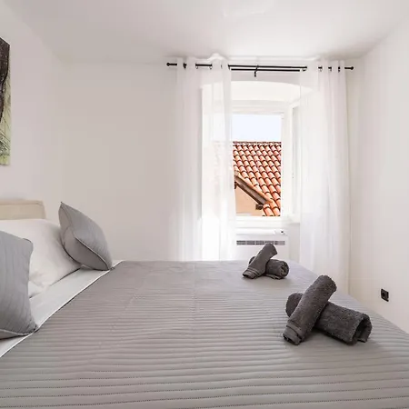 Perfect Old Town Location Two Bedroom House - L & M 別荘 *