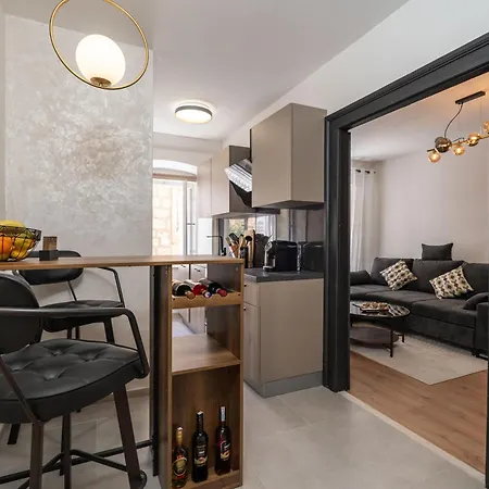 Perfect Old Town Location Two Bedroom House - L & M 別荘