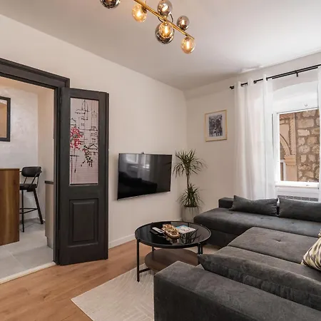 Perfect Old Town Location Two Bedroom House - L & M 別荘