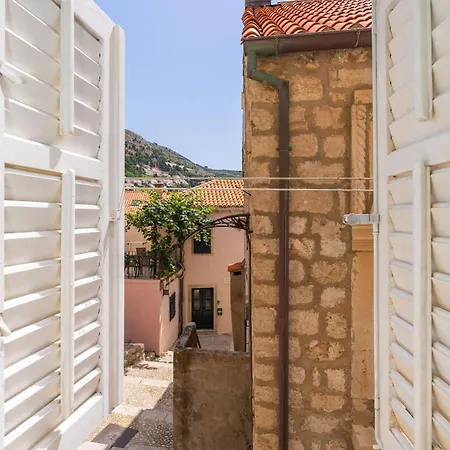 Perfect Old Town Location Two Bedroom House - L & M 別荘 *